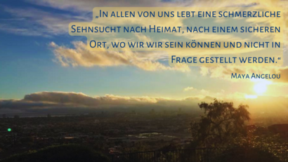 Landschaft mit Himmel und Sonnenuntergang mit Zitat von Maya Angelou: „In allen von uns lebt eine schmerzliche Sehnsucht nach Heimat, nach einem sicheren Ort, wo wir wir sein können und nicht in Frage gestellt werden.“