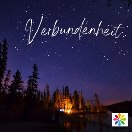 Dunkle Silhouette eines Waldes, Lagerfeuer, darüber ein dunkelvioletter Sternenhimmel und das Wort "Verbundenheit"