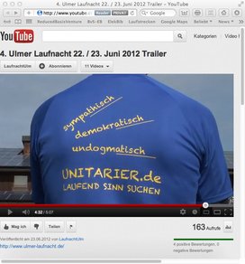 Screenshot eines Youtube-Videos: darauf der Rücken eines Mannes in einem blauen Trikot, darauf in gelber Schrift: "sympathisch demokratisch undogmatisch unitariert.de laufend nach dem Sinn suchend"