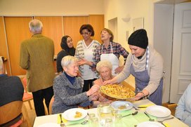 Engagierte Köchinnen und ihre Helfer