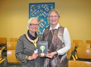 Annelies Trenning und Wytske Dijstra stellen das Buch „A Light of Guidance“ von Arben Sulejmani vor.