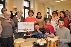 Unitarischer Sonntag mit Spendenscheck aus dem Fundraising „Flüchtlingshilfe“ in Kassel.