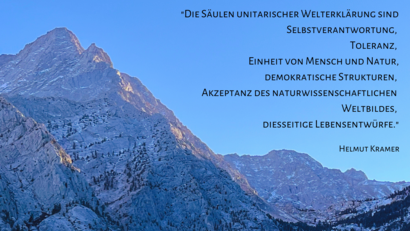 Berglandschaft mit Zitat von Helmut Kramer: "Die Säulen unitarischer Welterklärung sind Selbstverantwortung, Toleranz,  Einheit von Mensch und Natur,  demokratische Strukturen,  Akzeptanz des  naturwissenschaftlichen  Weltbildes,  diesseitige Lebensentwürfe."