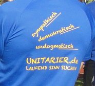 Blaues Trikot der Unitarier bei der Ulmer Laufnacht mit gelber Schrift: "sympathisch demokratisch undogmatisch unitariert.de laufen nach dem Sinn suchend"