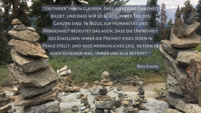 Steinskulpturen mit Zitat von Rica Kaufel: "Unitarier*innen glauben, dass alles eine Ganzheit bildet, und dass wir so schon immer Teil des Ganzen sind.  In Bezug auf Humanität und Menschheit bedeutet das auch, dass die Unfreiheit des Einzelnen immer die Freiheit eines jeden in Frage stellt, und dass menschliches Leid, so fern es auch scheinen mag, immer uns alle betrifft." 