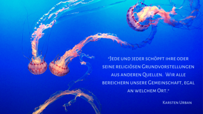 Quallen mit Zitat von Karsten Urban: “Jede und jeder schöpft ihre oder seine religiösen Grundvorstellungen aus anderen Quellen.  Wir alle bereichern unsere Gemeinschaft, egal an welchem Ort."